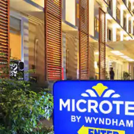 Microtel By Wyndham Acropolis Манила Екстериор снимка