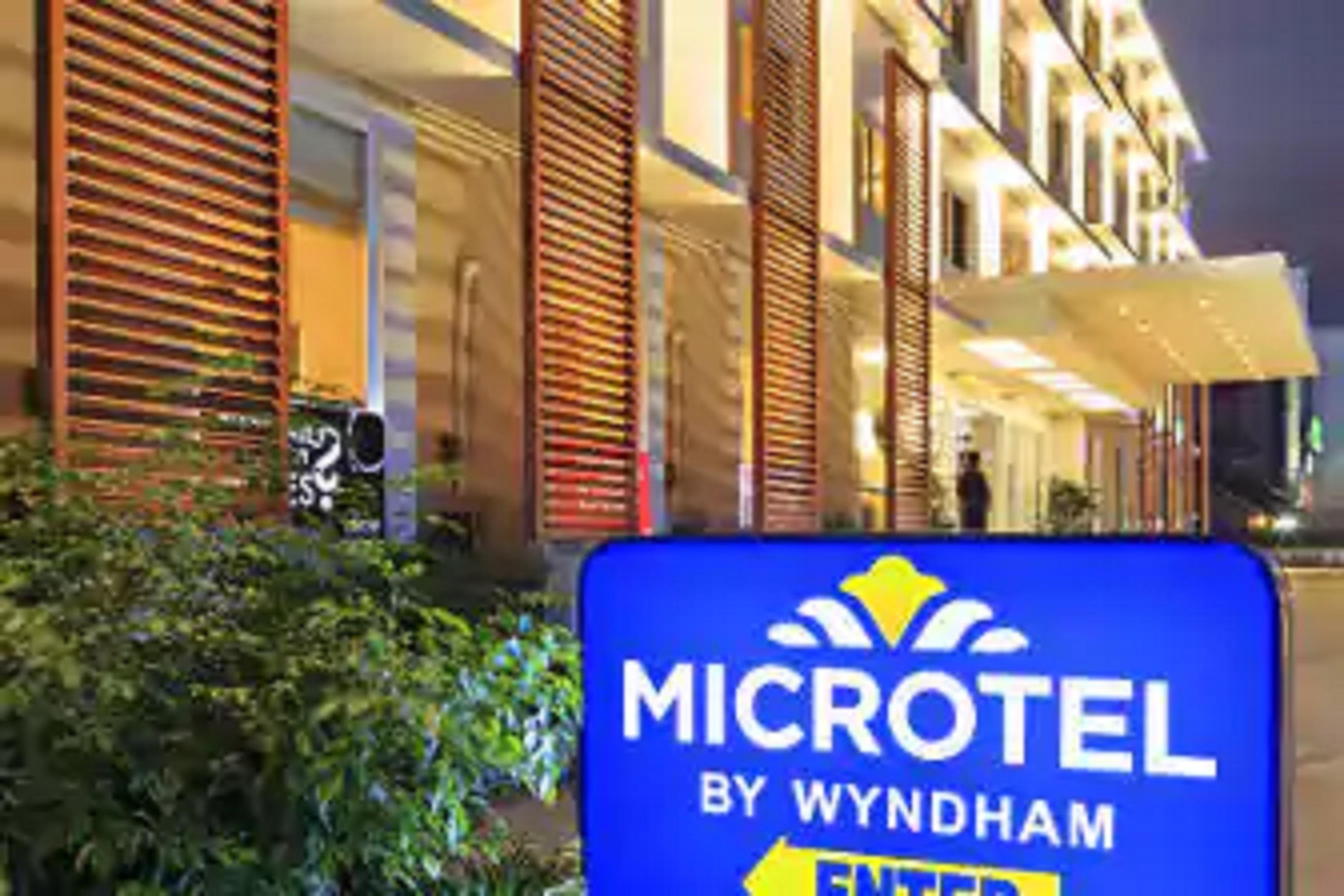 Microtel By Wyndham Acropolis Манила Екстериор снимка