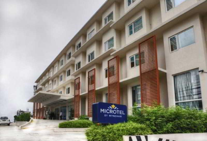 Microtel By Wyndham Acropolis Манила Екстериор снимка